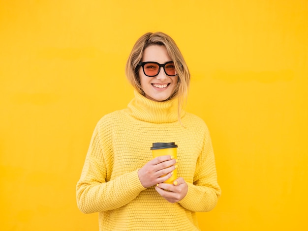 Mujer con copa con gafas de sol