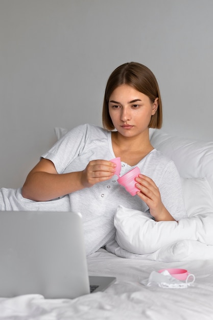 Mujer con copa menstrual tiro medio