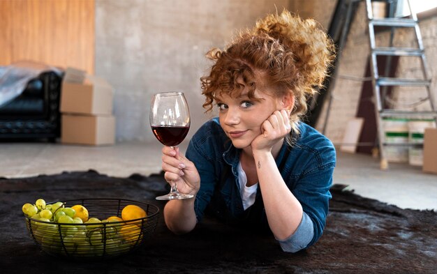 Mujer con copa de vino en su nuevo hogar