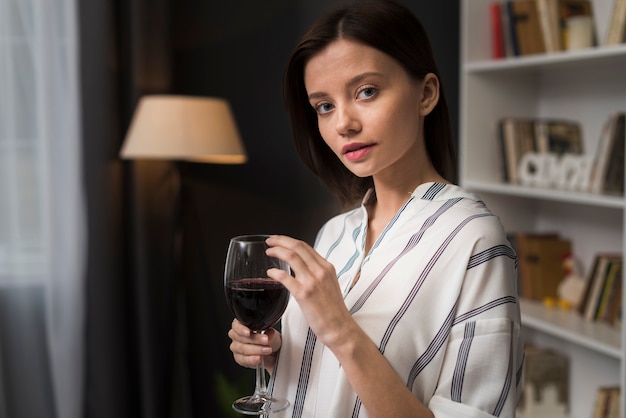 Mujer con una copa de vino