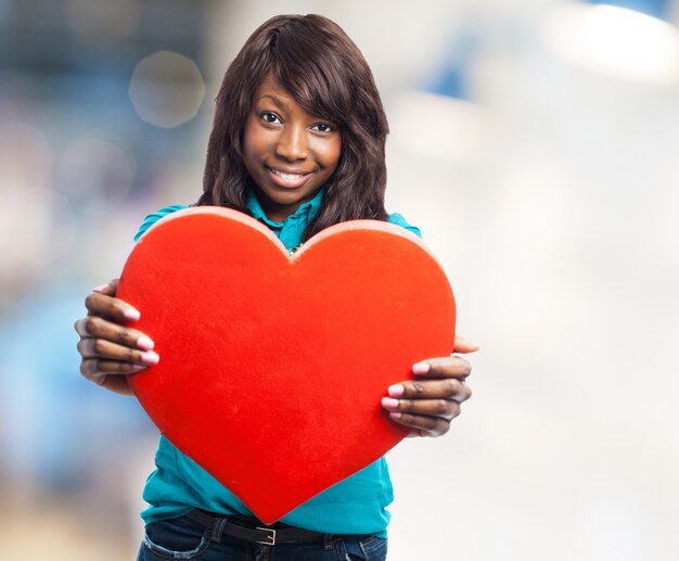 Mujer con un corazón grande