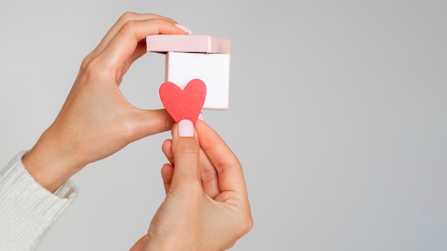 Mujer con corazón de papel y caja