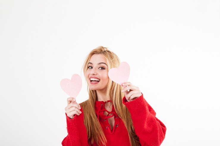 Foto gratuito mujer con corazones mirando a la cámara