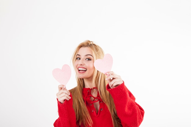 Mujer con corazones mirando a la cámara