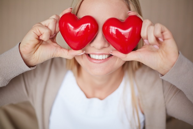 Mujer con corazones en los ojos