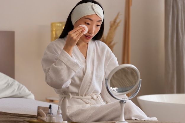 Mujer coreana haciendo cuidado de la piel