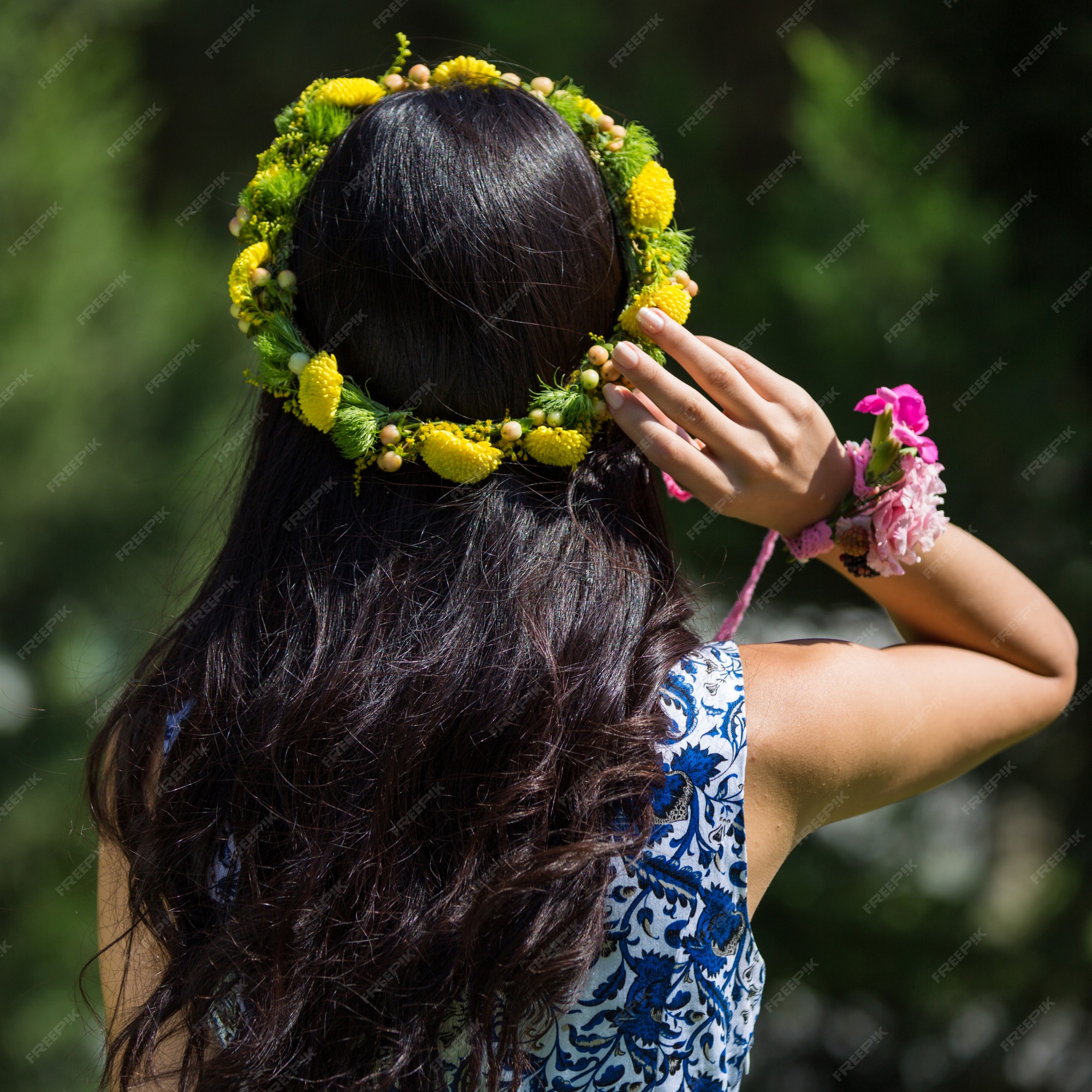 Mujer con de flores amarillas en la | Gratis