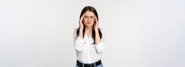 Foto gratuita mujer corporativa haciendo muecas tocando la cabeza sintiendo dolor de cabeza migraña severa de pie sobre backgro blanco