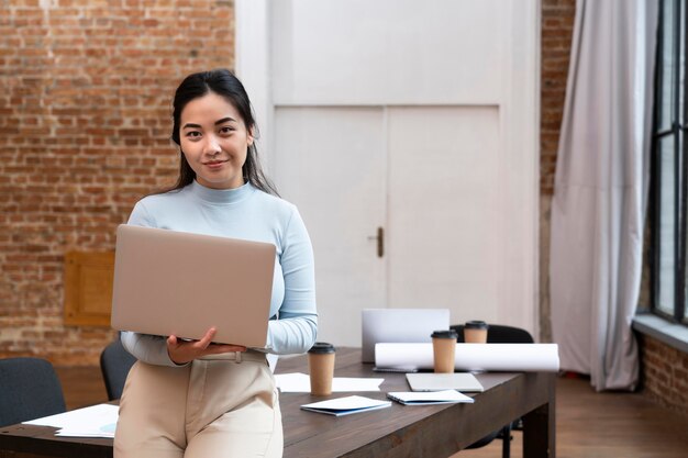 Mujer corporativa posando en la oficina