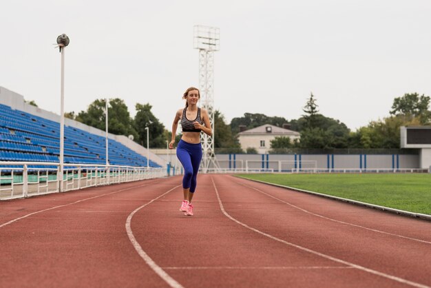 Mujer corredor entrenando en el estadio