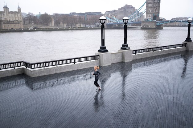 Mujer corriendo afuera mientras llueve