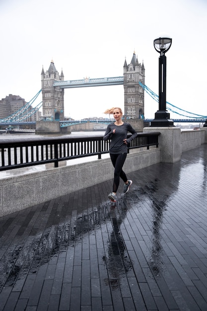 Mujer corriendo afuera mientras llueve