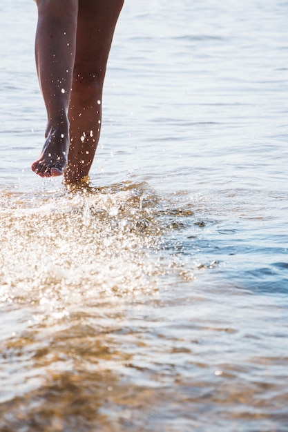 Mujer corriendo en el agua