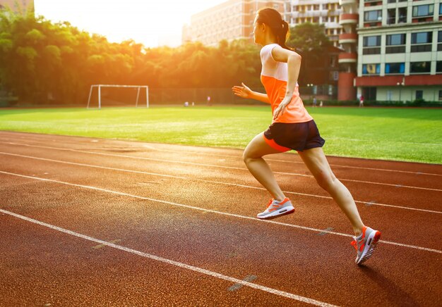 Mujer corriendo al atardecer