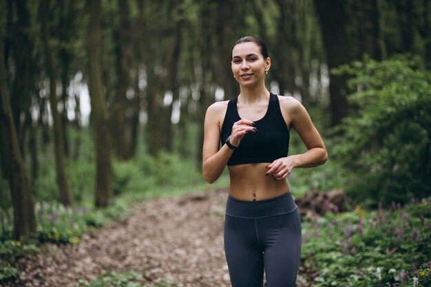 Mujer corriendo en el bosque