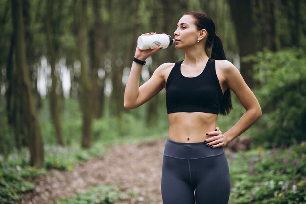 Mujer corriendo en el bosque