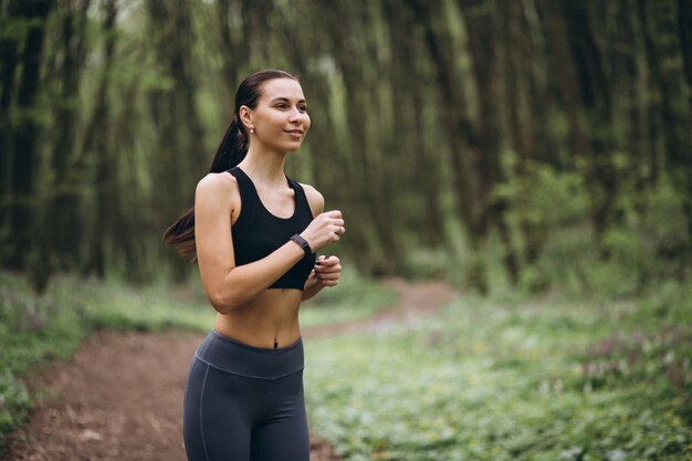 Mujer corriendo en el bosque