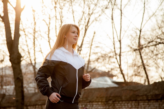 Foto gratuita mujer corriendo en la calle