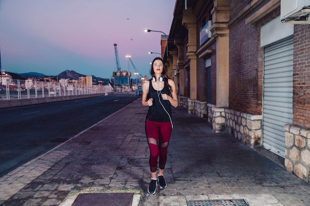 Mujer corriendo hacia la cámara