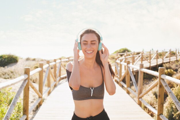 Mujer corriendo con cascos