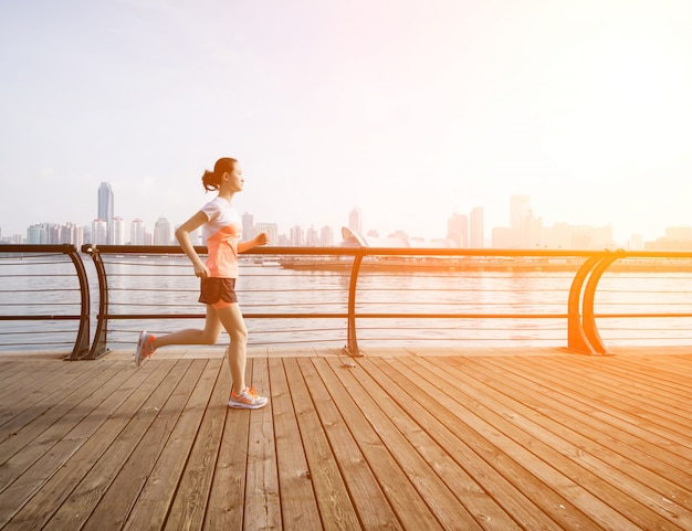 Mujer corriendo con el mar de fondo