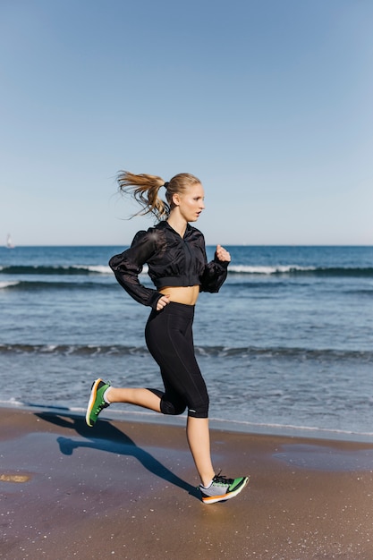 Mujer corriendo en la orilla