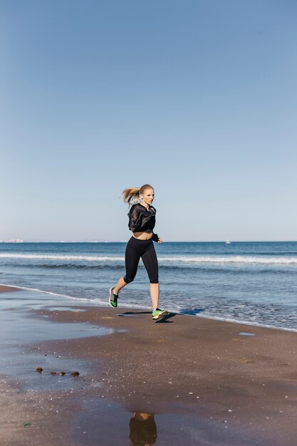 Mujer corriendo en la orilla