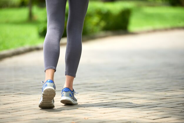 Mujer corriendo en el parque