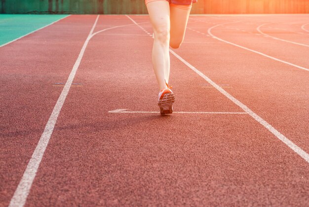 Mujer corriendo en una pista deportiva