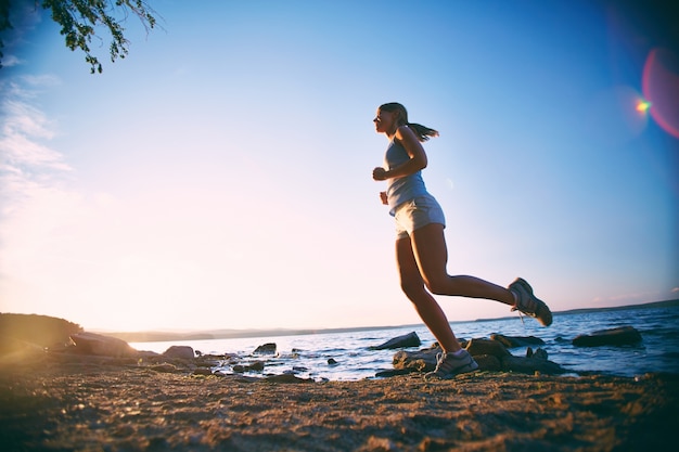 Mujer corriendo en la playa