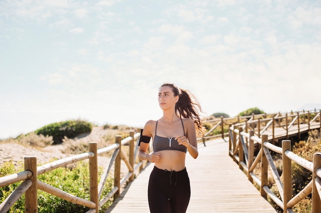 Mujer corriendo por la playa