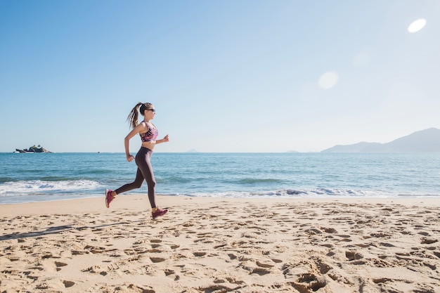 Mujer corriendo en la playa