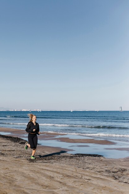 Mujer corriendo en la playa
