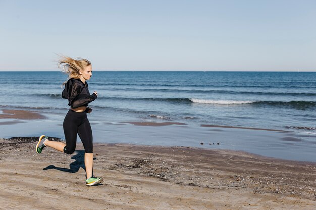 Mujer corriendo en la playa