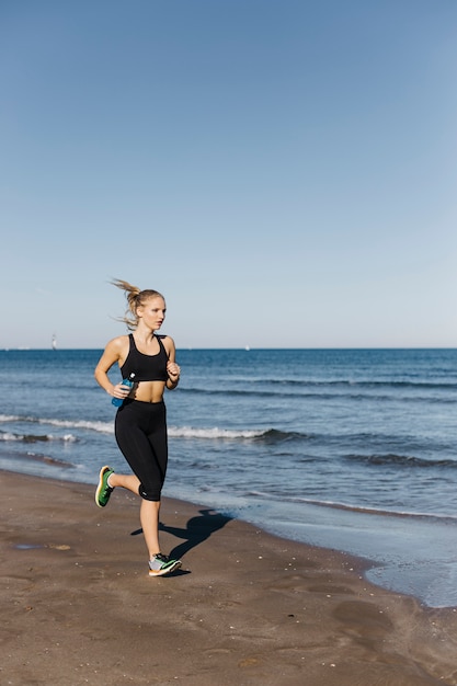 Mujer corriendo en la playa