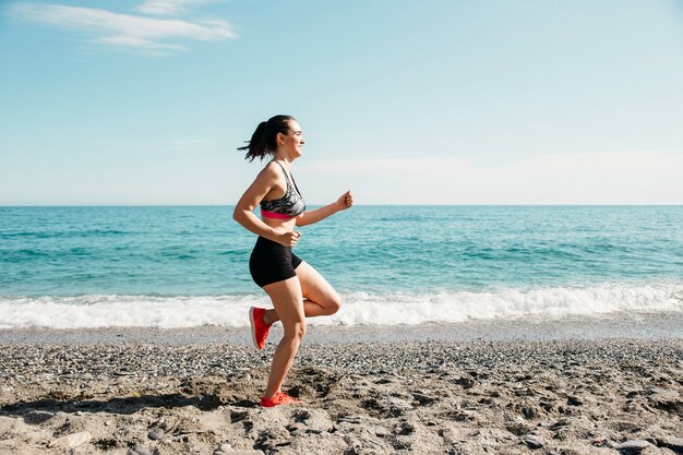 Mujer corriendo en la playa