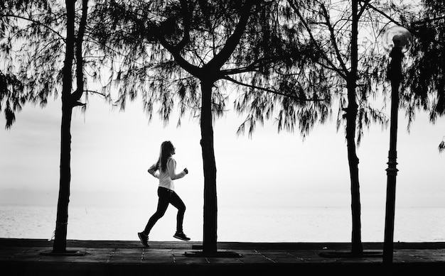 Una mujer corriendo en la playa