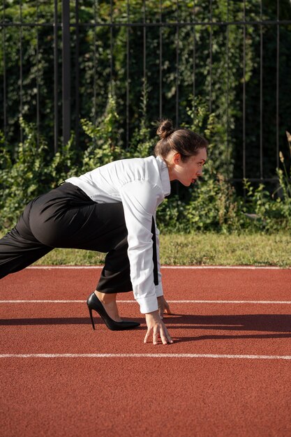 Mujer corriendo en traje vista lateral