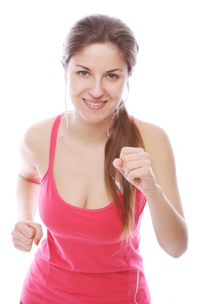 Mujer corriente con auriculares