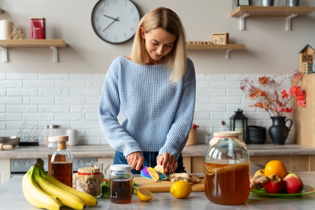 Mujer cortando ingredientes vista frontal