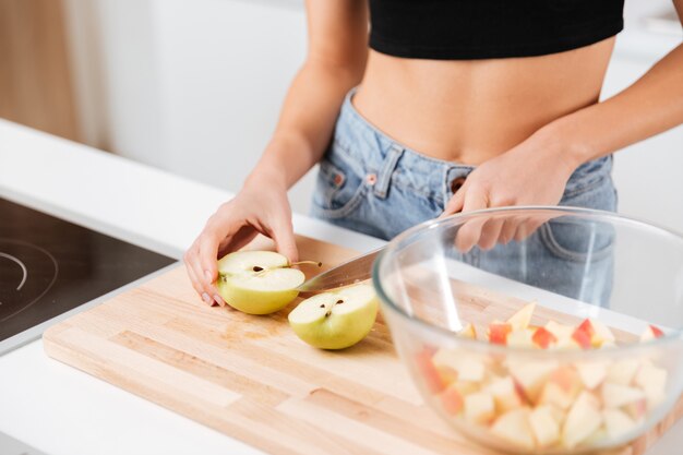 Foto gratuita mujer cortando manzanas