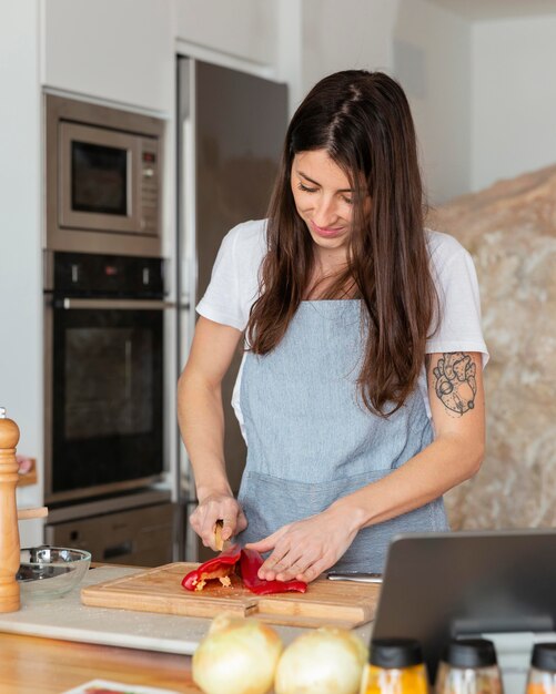 Mujer cortando pimiento