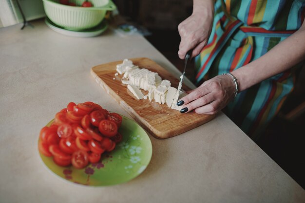 Mujer cortando queso