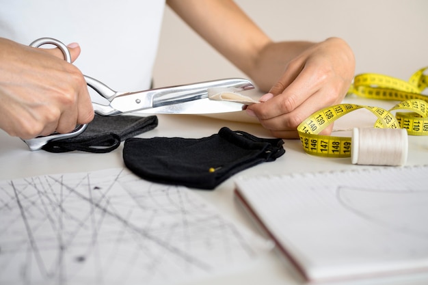 Mujer cortando textil para coser diseño