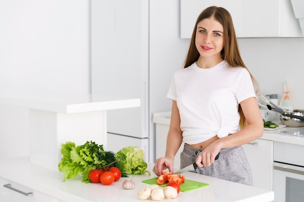 Foto gratuita mujer cortando verduras