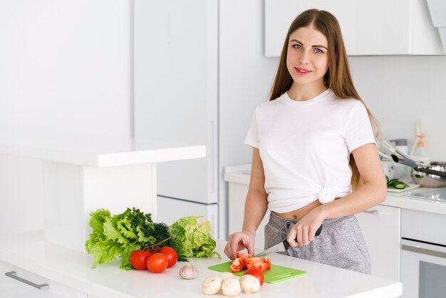 Mujer cortando verduras