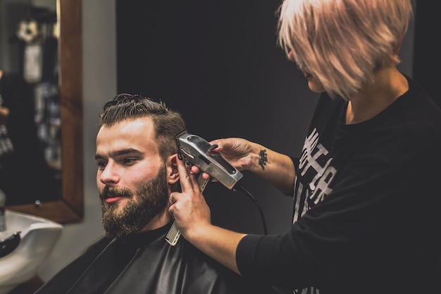 Mujer corte hombre con máquina