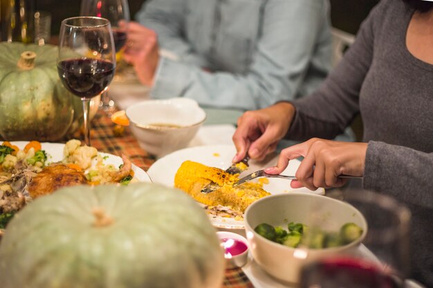 Foto gratuita mujer, corte, maíz, en la mesa