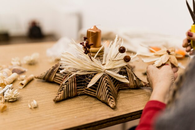 Mujer cosecha artesanía decoración