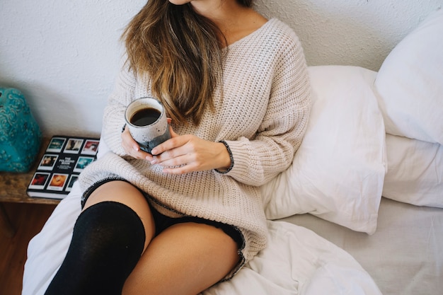 Foto gratuita mujer de la cosecha con café acostado en la cama